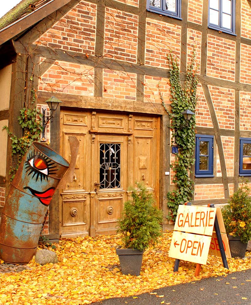 OppArt Atelier/Galerie in Breetz
Aquarell- und Ölmalerei • Objekte aus Holz und Eisen
Kastanienallee 13
19309 Lenzen OT Breetz
www.oppart.de
Telefon 038792–50623
GEÖFFNET:
Immer wenn das Schild draußen steht und nach Vereinbarung.